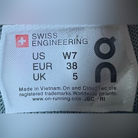 On CloudFlow REFLECTIVE Womens Size 7 Running Shoes Sneakers Green Yellow - Picture 11 of 12